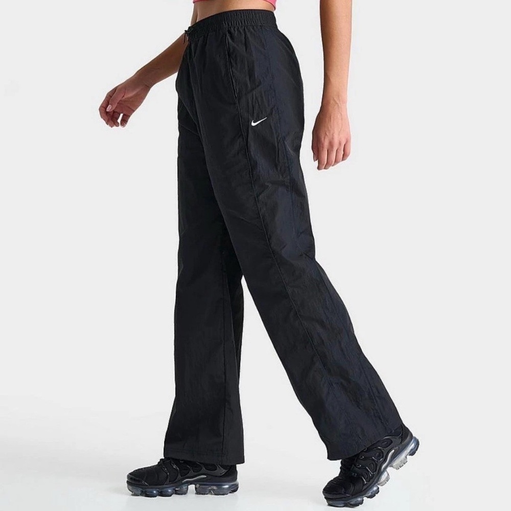 NWT! Women’s Nike black old school 100% nylon windbreaker pants Small $90